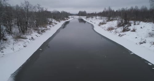 Paysage de rivière d'hiver