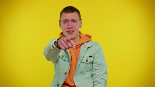 Mann lächelt aufgeregt und zeigt auf Kamera Schönheit Wählt glücklichen Gewinner, der darauf hinweist, dass