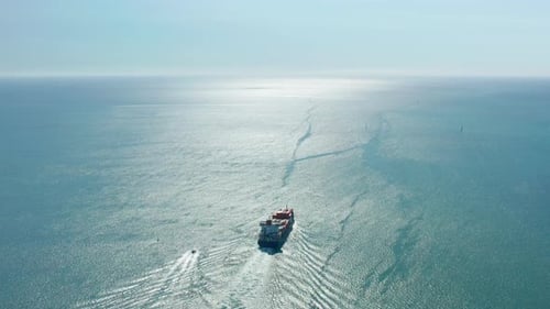 Images aériennes de deux navires flottant sur un immense océan bleu