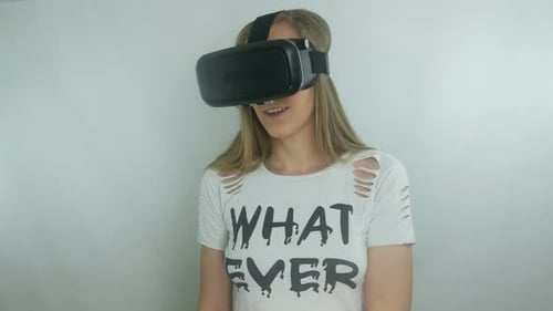 Chica sexy usa un casco moderno de realidad virtual