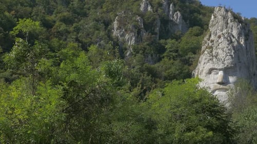 Environnement naturel : sculpture de Decebalus en pierre 4K 2160p, vidéo UHD - Tête de Decebalus incisée en stop