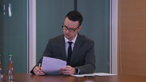 Manager signiert ein Dokument im Büro
