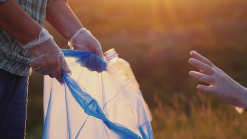La gente pone basura plástica en la bolsa