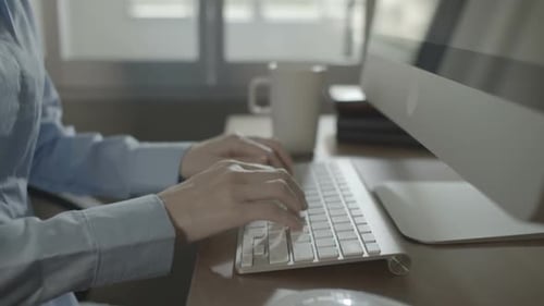 Femme d'affaires travaillant sur ordinateur