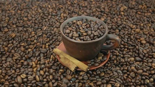 Tasse Kaffee und Kaffeebohnen