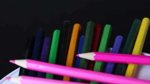 Lápices de colores para dibujar. Los lápices giran en el escenario. De cerca.