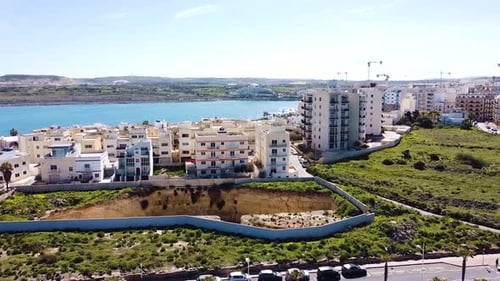 Base de construcción masiva lista para construir. Desarrollo de la isla de Malta. Vista aérea de ascenso