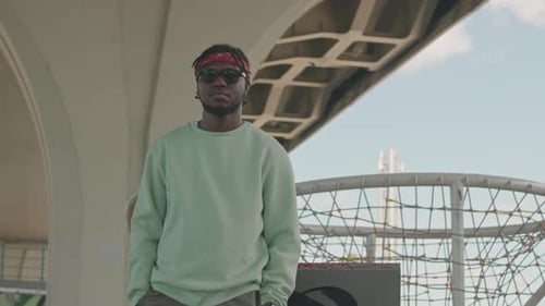 Porträt eines afroamerikanischen Hipster-Jungen im Skatepark