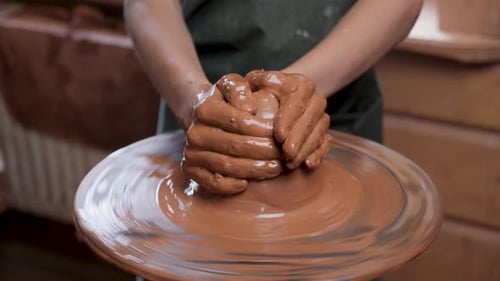 Moulage ou sculpture sur argile à la main Wheel Potter