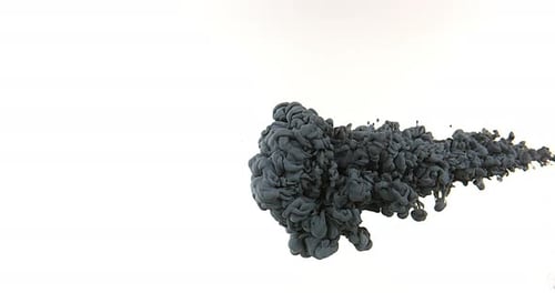 Schwarze Tinte tritt vor weißem Hintergrund in Wasser ein, Zeitlupe 4K