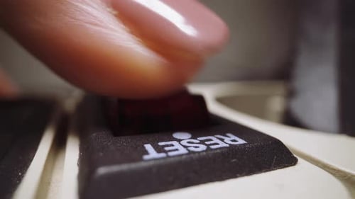 Frau drückt die Taste zum Zurücksetzen des Netzwerkfilters im Lichtraum
