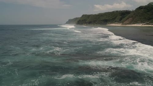 Superficie del agua con vistas aéreas de grandes olas