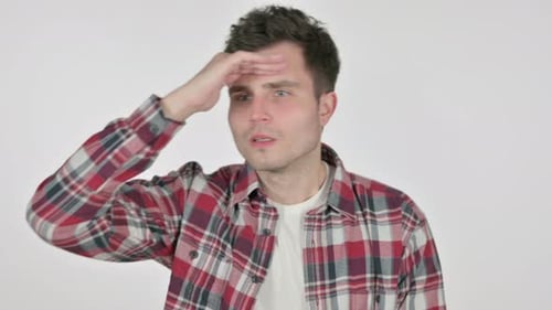Portrait d'un jeune homme regardant autour de lui