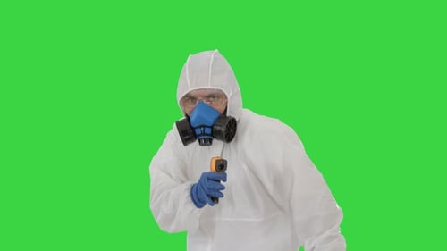 El virólogo comprueba la temperatura con un termómetro infrarrojo, la parodia de James Bond en una pantalla verde