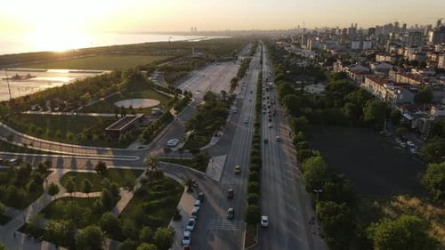 Trafic urbain avec un Drone au coucher du soleil Maltepe d'Istanbul