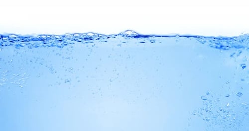 De nombreuses bulles dans l'eau Gros plan Vague d'eau abstraite avec des bulles au Ralenti
