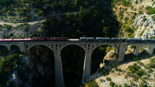Un train de marchandises passe