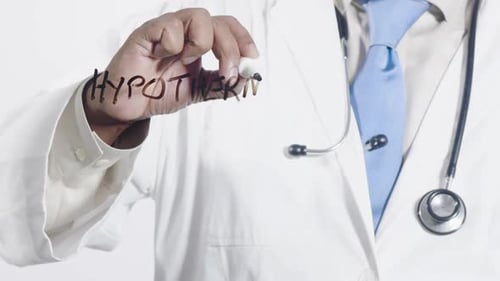 Un médecin asiatique écrit sur l'hypothermie