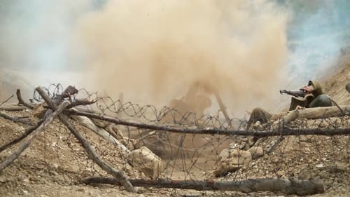 Soldados cayendo en el campo de batalla, cámara ultra Cámara lenta