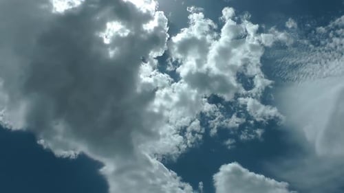 Nuages de pluie naturels sur ciel bleu propre