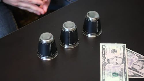 Trick mit Tassen und Bällen von Thimblerig