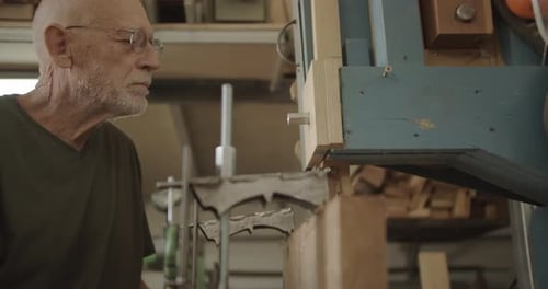 Tischler überprüft eine Sägemaschine
