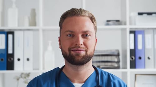 Professioneller Arzt im Krankenhausbüro, Porträt eines jungen und selbstbewussten Arztes.