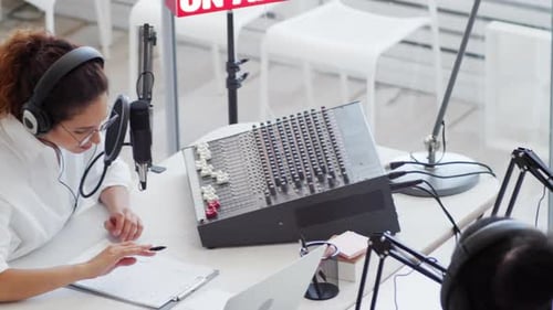 Três interlocutores diversos se comunicando no rádio