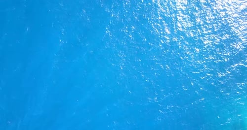 Drone tropical, vue imprenable sur un paradis d'été, une plage de sable blanc et un fond d'eau bleu aqua