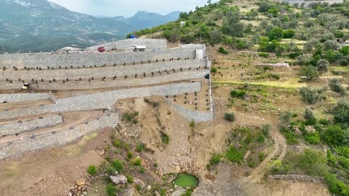 Los agricultores construyen un jardín de aguacates en las montañas vista aérea 4 K