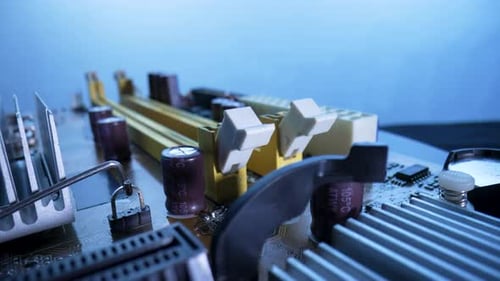 Microcircuito da placa-mãe do computador com slots de memória de chips Dissipadores de calor de alumínio para transistores