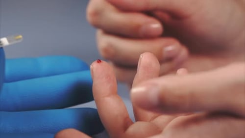 Médecin faisant un test de glycémie. Dépistage du diabète en clinique