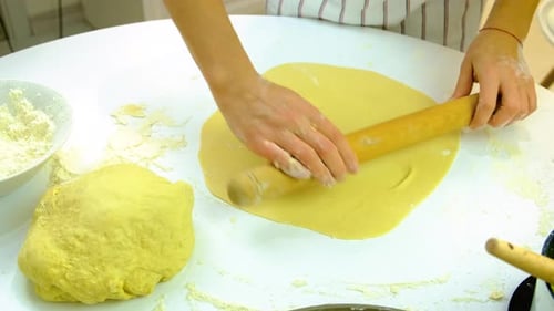Eine Frau knetet Teig in der Küche