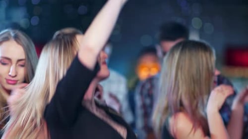 Schöne blonde Frau tanzt auf einer Party