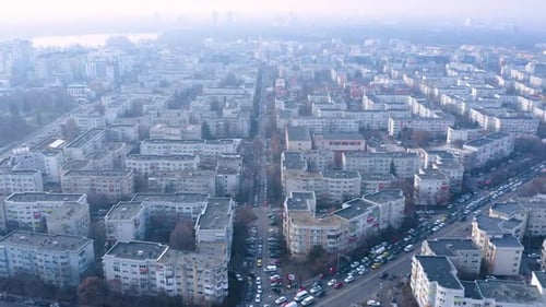 Vista aérea del atasco de tráfico en Bucarest. Día gris en la ciudad.