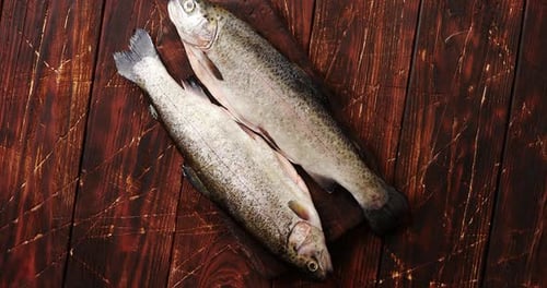 Pescado colocado en tabla de cortar