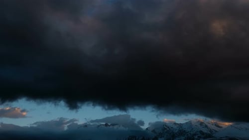 Nuages au-dessus des montagnes enneigées en hiver