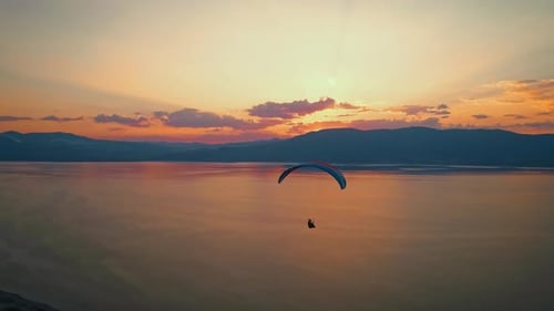 Parapente dans le lac, coucher de soleil