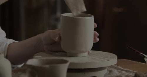 Potter professionnel travaillant sur une tasse