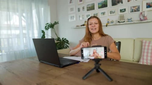 Frau führt Live-Video und Heimfernsehen