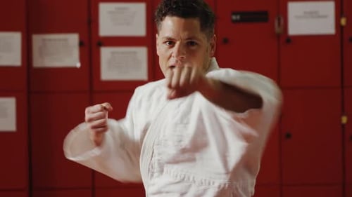 Mann übt Karate