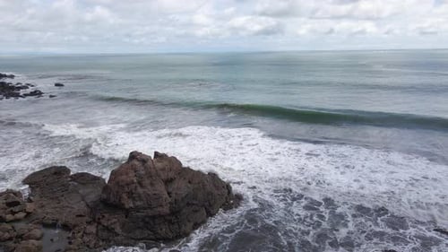 Filmische Luftaufnahme über die Küste eines tropischen Strandes in Costa Rica