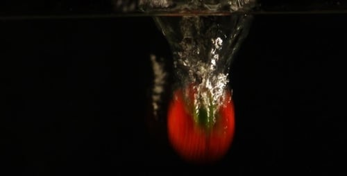 Morango fresco caindo na água câmera lenta