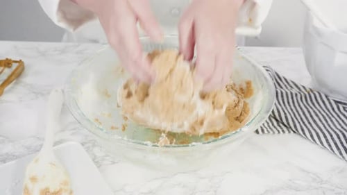 Schritt für Schritt. Zutaten in einer Glasschale mischen, um Schokoladenkekse herzustellen.