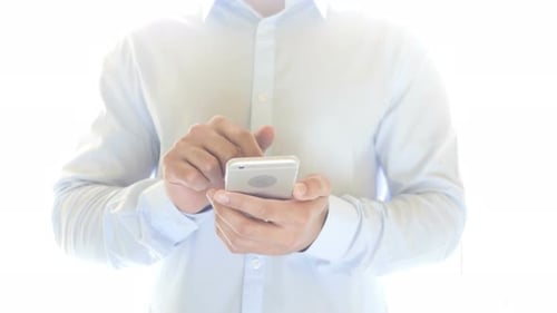 Nahaufnahme eines Mannes, der das Telefon benutzt