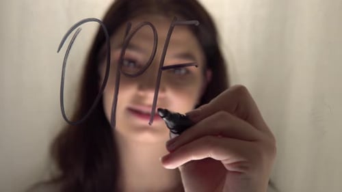 Femme écrivant un panneau ouvert sur une porte vitrée Attractive Woman Cafe Concept