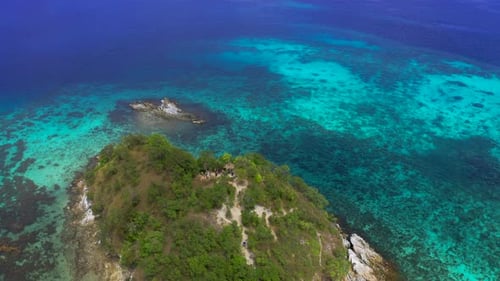Türkisfarbenes Küstenwasser und Korallenriff im El Nido-Archipel Touristenziel von Snake Island