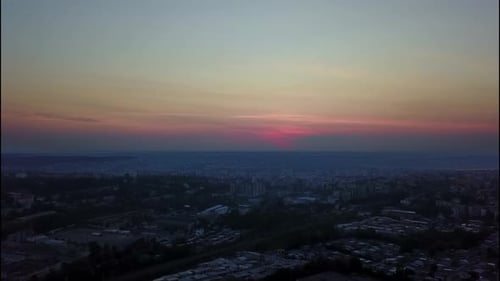 Nacht in der Stadt, roter Sonnenuntergang
