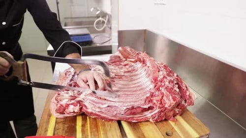 Scier une côte de porc