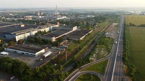 Drohnenflug über Industriegebiet und Autobahn mit fahrenden Autos